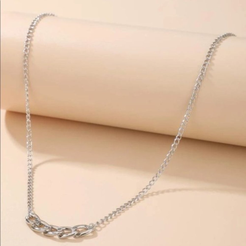 • Kiana • Chunky Chain Link Necklace - Picture 2 of 3